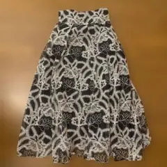 マーキュリーデュオ　モノトーン 刺繍入り フレアスカート