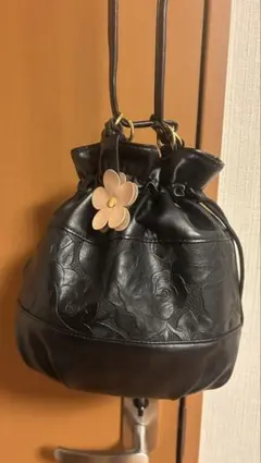 ブラック　花柄型押し　巾着ショルダーバッグ