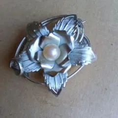 シルバー花形ブローチ 真珠付き