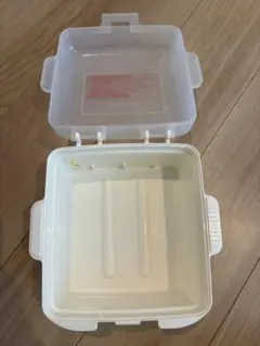 哺乳瓶用消毒ケースと付属品