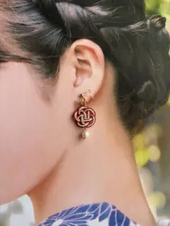 梅結びとガラスパールのノンホールピアス　水引アクセサリー　赤（ラメ）×ゴールド