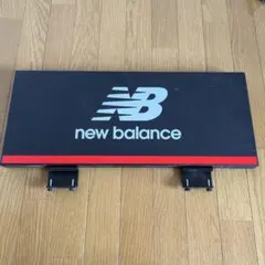 New Balance ロゴ入り看板