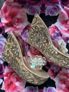 ビーズ付きウェッジヒールサンダル