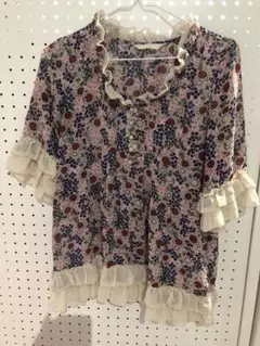 フリル付き多色花柄半袖シャツ