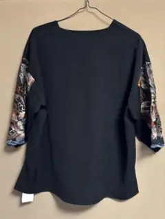 アンティカ　ベーシックなブラックに袖部分が刺繍のデザイントップス