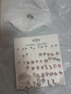 多様なデザインのピアスセット