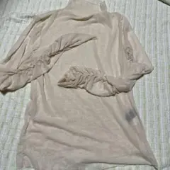 クリーム色タートルネックシャツ フリル袖