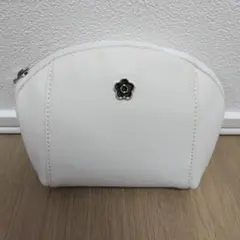 MARY QUANTホワイト ドーム型ポーチ 花形ファスナー付き