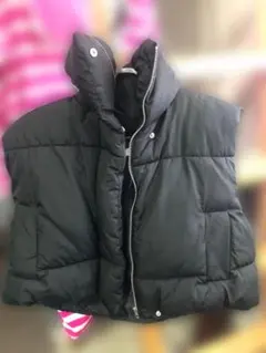 黒のダウンベスト