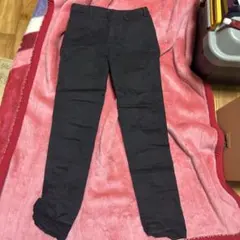 ユニクロ　黒ズボン