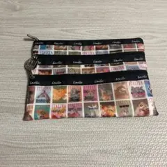 【伊太利屋】GKロゴプリント ポーチ 3ジッパー シルバーチャーム付きのサムネイル