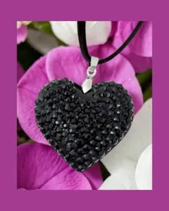 ♣♥キラキラハートのロング丈ペンダントネックレス　ブラック