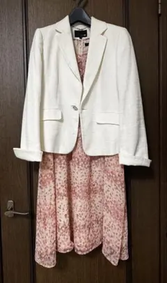 ジャケット&ワンピースセット ホワイトジャケットとピンク系ワンピース