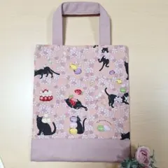 ハンドメイド　トートバッグ　A4よりやや小さめ　黒猫と桜スイーツ柄