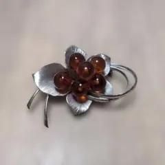 シルバー製花モチーフブローチ 琥珀色ビーズ