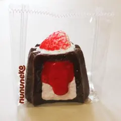 nununeko ヌヌネコ いちごクルリセット（カヌレ）　スクイーズのサムネイル