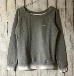 ナイキ スウッシュ刺繍 リブライン ボートネック ラグランスウェット グレー M