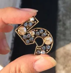 アンティーク調の5のブローチ　ナンバーファイブ　卒業式　入学式　ラインストーン