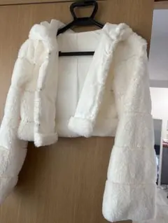 ホワイト クロップドフェイクファーコート フード付き