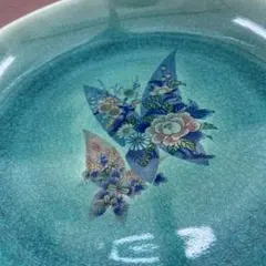 九谷焼の大皿　蝶と花柄の青緑色の陶磁器
