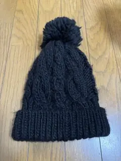 黒いポンポン付きニット帽