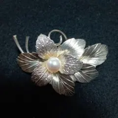 週末セール‼️✨シルバー　パール入りリーフモチーフ　ブローチ