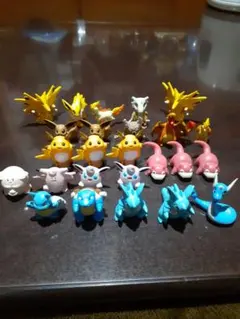 ポケットモンスター　初期カプセルトイ　ミニフィギュア　リザードン、ライチュウ他