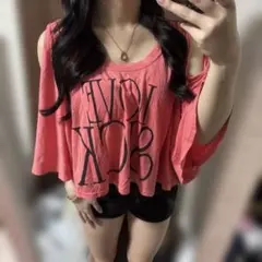 オフショルダー 肩出し ピンク Tシャツ