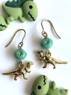 チェコビーズと恐竜ピアスイヤリング　41