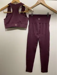 【美品】ヨガウェアセット　シームレス　レギンス　スポーツブラ 赤系　紫系