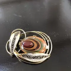 木目調な雰囲気を持つ昭和レトロなブローチ