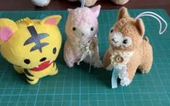 ヒモ付きアルパカ　キーチェーン付きトラ　ぬいぐるみ　小さめ3体
