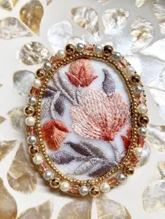 インド刺繍　ビーズ刺繍 ブローチ ハンドメイド ゴールド　お花刺繍　キラキラ