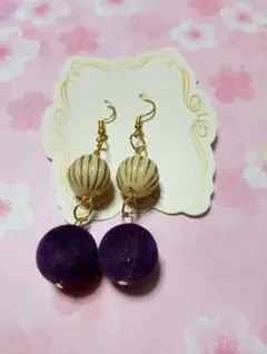 フェルトボールとビーズのピアス320円
