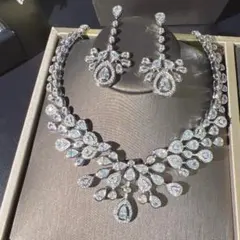 エレガントなクリスタルネックレス＆イヤリングセット
