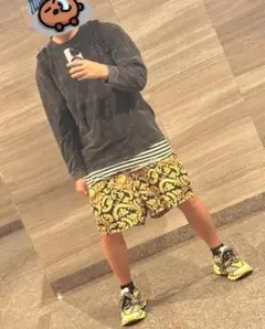 黒地に金色のバラ模様ショートパンツ