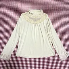 axes femmアクシーズ　アイボリー 袖口ファーハイネックカットソートップス