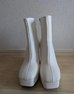 チャンキーヒール11センチ　厚底ショートブーツ　　ホワイト　24.5