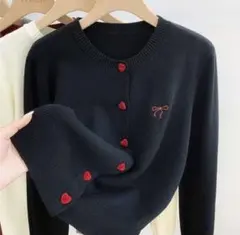黒　カーディガン 赤いボタン