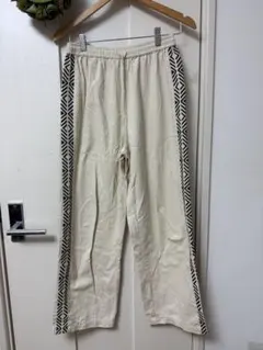 アイボリー 幾何学模様 ストライプ カジュアルパンツ