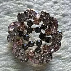 ビンテージ風 花形ブローチ　クリスタル調ストーン装飾　コンパクトサイズ