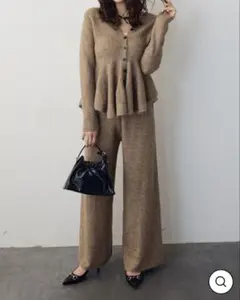 タグ付き Frene 美ラインペプラムニットセットアップ