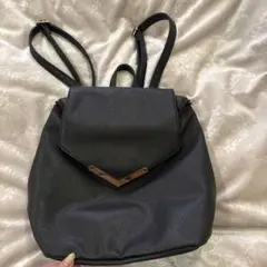 ブラック フラップ付きリュック