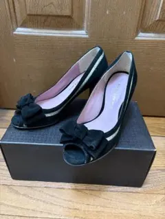 オープントゥパンプス 黒 リボン付き
