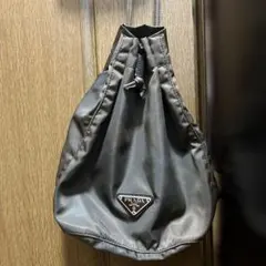 b*2様 PRADA プラダ ナイロン 巾着ポーチ ブラック 三角ロゴ - メルカリ