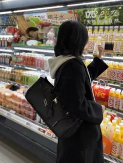 年中使える柄付きハンドバッグ　おしゃれな万能バッグ