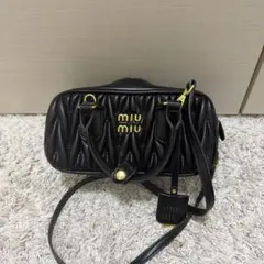 miumiuブラック ショルダーバッグ