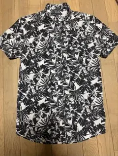 Bershka 半袖　柄シャツ　白黒　Sサイズ　アロハのサムネイル