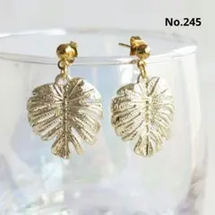 ✦888セール✦※再販※【No.245】ゴールドのモンステラのハワイアンなピアス