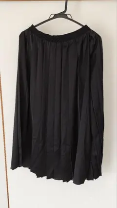【未使用】ユニクロ（UNIQLO）　アシンメトリープリーツスカート（ブラック）